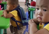Ngày đầu tiên đi học, cậu bé rưng rưng nước mắt, lại còn có 'mưu đồ' khiến bố mẹ không thể nhịn cười