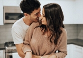 Cử chỉ, hành động của đàn ông khi không nói ra nhưng thể hiện rất rõ cảm xúc thật dành cho phụ nữ