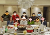 11 người trong bức ảnh đều có 1 điểm chung đáng ngưỡng mộ, nhưng câu chuyện phía sau mới gây tranh cãi