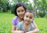 “Mẹ ơi, sao mẹ lại đi xe điện trong khi người khác đón con họ bằng ô tô?” - Câu trả lời của phụ huynh được khen ngợi