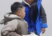 Con gái vừa gào khóc vừa mắng em trai nhưng mẹ không hề cản mà còn quay clip rồi cười, biết lý do cả cộng đồng mạng cười theo!