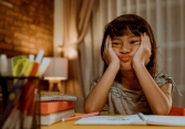 Ba hành vi 'tố cáo' trẻ thiếu kỹ năng xã hội và khả năng tự điều chỉnh, cha mẹ cần can thiệp kịp thời