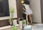 Đoạn video 'thân mật' của cha và con gái lan truyền chóng mặt: Cha con thân thiết đến mấy mà không có ranh giới thì hậu quả khó lường