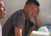 Đi họp phụ huynh cho con, ông bố bỗng nổi tiếng khắp mạng xã hội: Chăm chỉ cả năm không ai thấy, một lần ngủ gật cả nước hay!