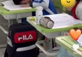 Đang coi thi thì phát hiện hành động lạ của học sinh, cô giáo cố nhịn cười, lén quay lại video: Đúng là chuyện hài có 1-0-2