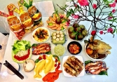 Vợ làm mâm cúng ông Công thì chồng chê bai nhưng một tiếng động mạnh khiến anh rúm ró chạy vào bếp