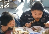 Vui vẻ dẫn con trai đi họp lớp cùng, đến lúc về nhà, tôi chết lặng khi kiểm tra tin nhắn điện thoại