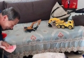Câu chuyện sau bức ảnh này khiến ai cũng ôm bụng cười: Chỉ một câu nói vui mà ông nội suýt thì... phá sản