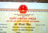 Khoe tờ giấy chứng nhận từ năm cấp 2, cô gái khiến dân tình nghi ngờ: Thực sự có người sinh ngày này?
