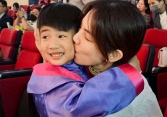 Đúng là 'miệng hại thân', đang có cuộc sống ai nấy ghen tỵ, nữ ca sĩ cao hứng tiết lộ 1 câu mà 'toang' cả hình tượng mẹ đảm
