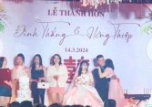 Độc lạ Hà Nam: Cô dâu tươi như hoa nhìn dàn người yêu cũ lên sân khấu ôm tạm biệt chú rể