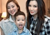 Vợ cũ Bằng Kiều đăng ảnh 3 người, biết danh tính ai nấy đều khen: Quả là gia đình văn minh hiếm có!