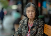 Nghe tiếng mẹ khóc trong điện thoại, tôi gặng hỏi và biết được hành động khó có thể chấp nhận của anh trai chị dâu