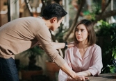 Cô gái 18 tuổi gọi điện cho bạn trai 100 cuộc mỗi ngày, bác sĩ tiết lộ chứng bệnh lạ
