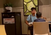 Cuộc trò chuyện giữa cha và con gái trong quán ăn nhận ngàn lời khen: Đứa trẻ này lớn lên sẽ rất thành công!