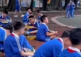 Phụ huynh sốc vì con phải ngồi ăn cơm dưới sân trường trong cái nắng 37 độ, Hiệu trưởng giải thích gây phẫn nộ