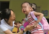 Bé gái mầm non tan học suốt 3 ngày không thấy bố mẹ đến đón, mở cặp sách của em ra xem, các cô giáo đều bật khóc