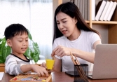 Bà mẹ thạc sĩ ở Hà Nội áp dụng 2 chiêu 'thưởng phạt' giúp con tự giác học tiếng Anh: Kết quả bất ngờ sau 15 năm