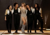 Mùng 1 “TET” với Taylor Swift tại Singapore: 4 ca khúc bất ngờ trình diễn khiến 60 nghìn fan thổn thức!