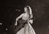 Bắt tạm giam người phụ nữ lừa đảo vé Taylor Swift, đối diện án tù lên đến 10 năm!