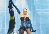 Chạy trốn vì sợ cướp rượt đuổi, fan nữ qua đời khi sang Brazil xem concert 1,6 triệu người của Madonna 