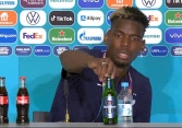 UEFA sẽ trừng phạt đội nào để cầu thủ tự ý di chuyển chai nước của nhà tài trợ