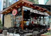 Highlands Coffee 'đuổi' khách sau 1 giờ ngồi tại cửa hàng