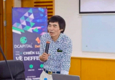 Hình ảnh của TS Lê Thẩm Dương trong một buổi hội thảo về tiền ảo có dấu hiệu lừa đảo có tên gọi Deffect