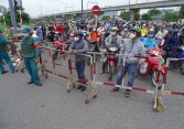 Đặt bàn ngoài đường tuyển dụng