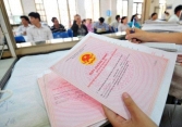 Hàng chục người phải dậy từ rất sớm để xếp thứ tự công chứng giấy tờ đất