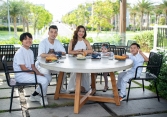 Theo chân gia đình Ưng Hoàng Phúc khám phá Hồ Tràm