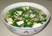 Món ngon mỗi ngày: Cách làm món canh hẹ nấu thịt thơm ngon, bổ dưỡng