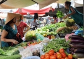 Giá rau xanh tăng đột biến do mưa lũ