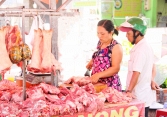 Giá thịt heo sỉ về chợ giảm theo giá heo hơi