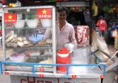 Đường phố Sài Gòn rộn ràng cờ hoa cổ vũ tuyển Việt Nam tối nay
