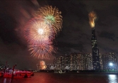 Mãn nhãn với màn bắn pháo hoa ở tòa nhà cao nhất Việt Nam - Landmark 81