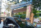 Giả phụ huynh lẻn vào trường tiểu học giật dây chuyền của học sinh
