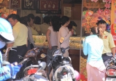 Giá vàng tuột dốc không phanh, người dân kéo nhau đi mua