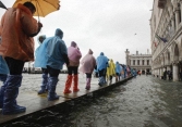 Trận lụt kinh hoàng trong hơn 50 năm nhấn chìm thành phố Venice như thế nào?