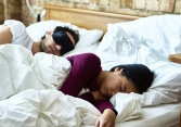 Tại sao mặt bạn luôn bị nổi mụn mỗi khi ngủ ở nhà “người ấy”?
