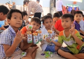 300 phần quà Tết đến với các em nhỏ cơ nhỡ, khó khăn