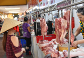 Lượng heo về chợ đầu mối TP.HCM giảm gần một nửa