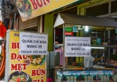 Hà Nội: Người dân xếp hàng mua đồ ăn mang về, hàng quán dần mở cửa trở lại