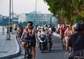 Hà Nội: Người dân đổ ra đường vui chơi nhân hết Chỉ thị 16