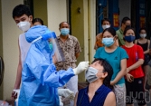 Người dân quanh BV Việt Đức xét nghiệm lần 2 sau khi phát hiện ổ dịch mới