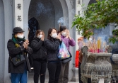 Người dân Hà Nội rộn ràng đi lễ rằm tháng Riêng