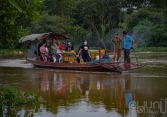 Bãi giữa sông Hồng nước ngập bốn bề, cuộc sống của hàng trăm người dân phụ thuộc vào một chiếc đò