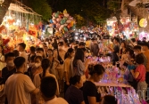 Biển người đổ về phố Hàng Mã đón Trung thu