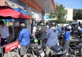 Người dân xếp hàng dài chờ đổ xăng trước tin đồn xăng sắp tăng giá