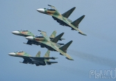 Máy bay chiến đấu Su-30MK2 và Casa C-295 thao diễn trên bầu trời Hà Nội